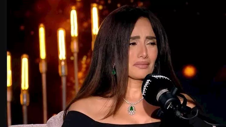 "سكينة دخلت قلبي".. انهيار زينة من البكاء حزنًا على رحيل شقيقها